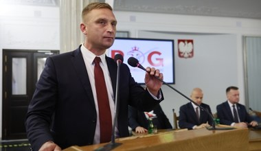 Prokuratura nie postawiła Bąkiewiczowi zarzutów. Ale śledztwo dalej trwa