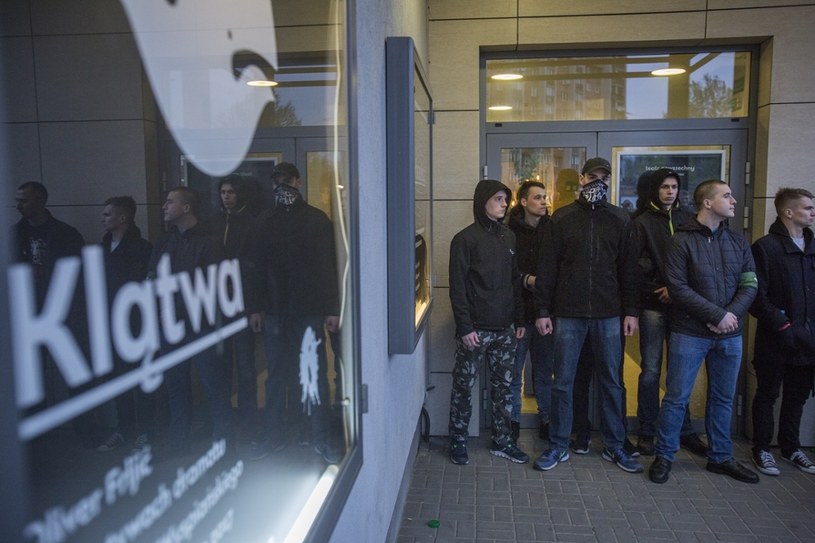 Prokuratura Okręgowa Warszawa-Praga informuje, iż trwa przesłuchiwanie świadków i porządkowanie materiałów w sprawie spektaklu "Klątwa". /Marek Berezowski /East News