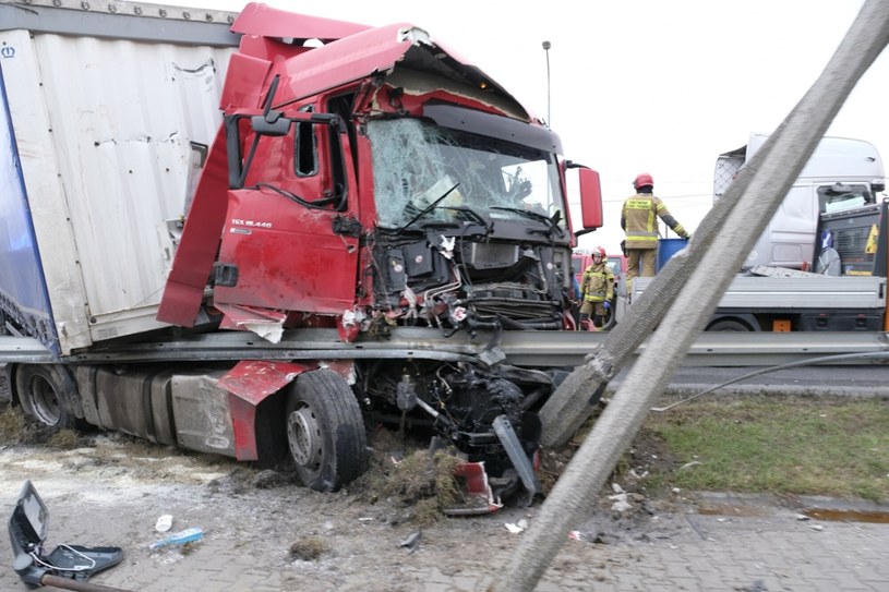 Prokuratura oskarżyła o spowodowanie wypadku kierowcę, który jechał drogą z pierwszeństwem /Grzegorz Olkowski / Polska Press /East News