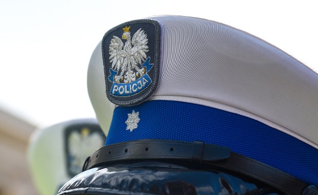 Prokuratura zbada, czy policjant, który klepnął kobietę w pośladki, złamał prawo 