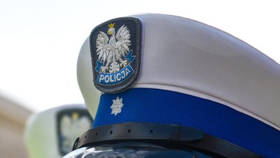 Prokuratura zbada, czy policjant, który klepnął kobietę w pośladki, złamał prawo 