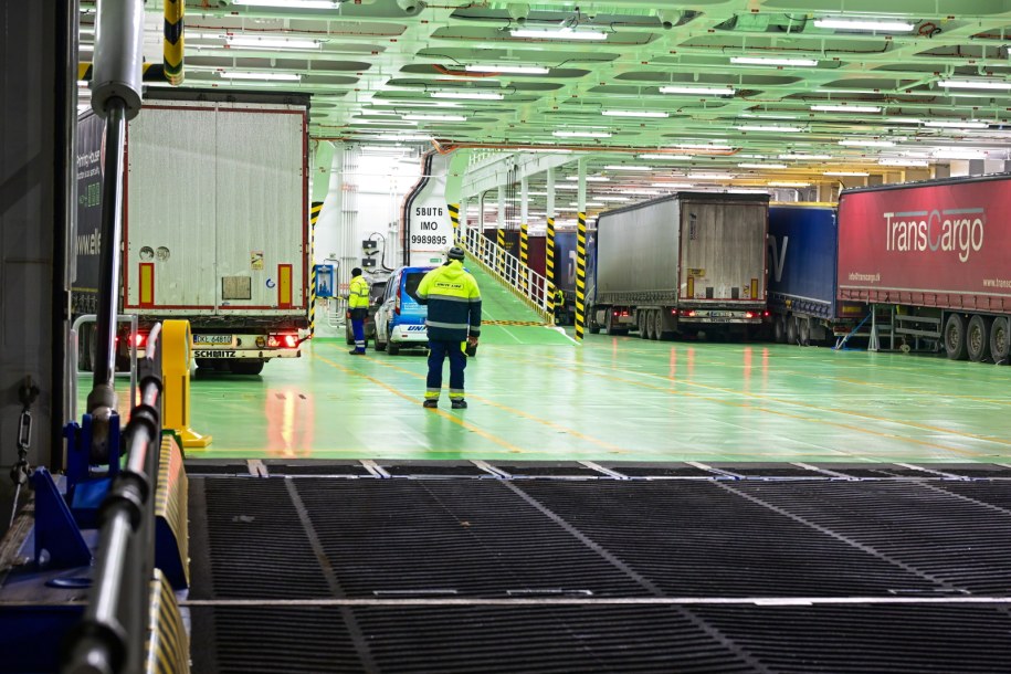 Prom pomieści nawet 250 ciężarówek / 	Marcin Bielecki    /PAP