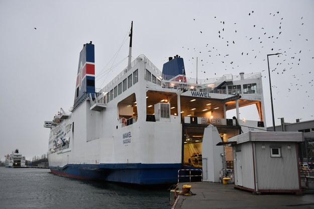 Prom Wawel płynący ze Szwecji uległ uszkodzeniu podczas manewrów w kanale portowym w Gdańsku / 	Adam Warżawa    /PAP
