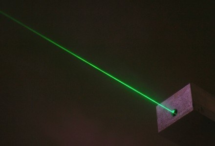 Promień światła z zielonej diody pozostaje skupiony nawet w dużej odległości od źródła /HeiseOnline