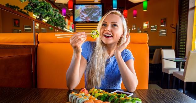 Promocja sushi mocno skoczyła w górę... /&copy;123RF/PICSEL
