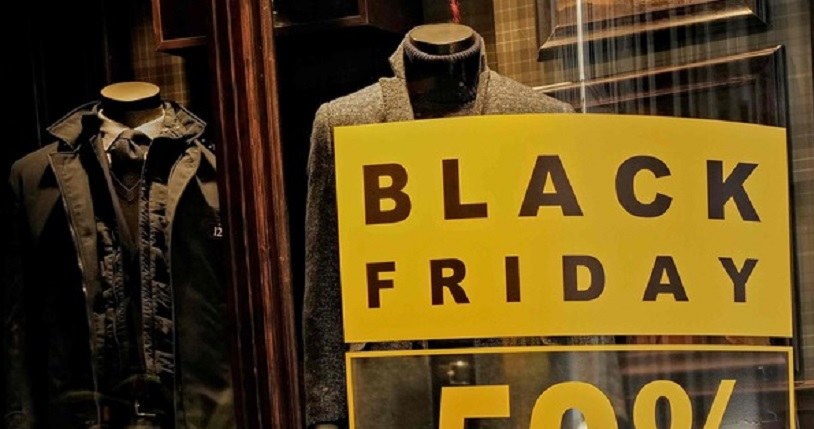 Promocje na Black Friday, lepiej czytaj drobny druk /AFP