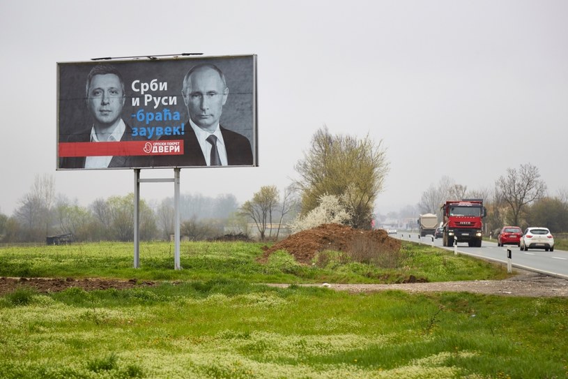 Promoskiewskie nastroje w Serbii budzą niepokój. Tekst na billboardzie wyborczym: "Serbowie i Rosjanie bracia na zawsze". Zdjęcie wykonano 2 kwietnia /Getty Images