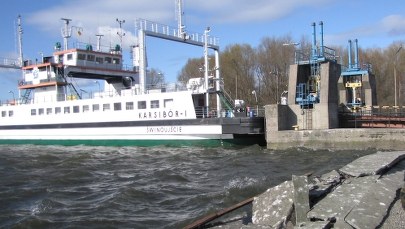Promy pasażerskie uderzyły z impetem w nabrzeże. ZDJĘCIA