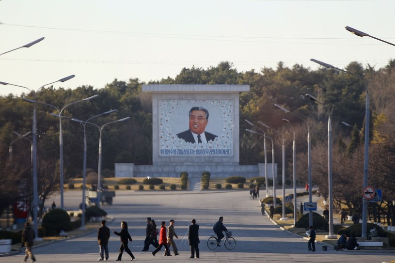 Propaganda i portrety Kimów są wszechobecne /Getty Images/Flash Press Media