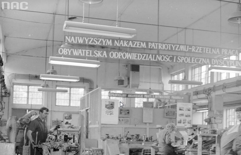 Propagandowe transparenty pod sufitem hali fabrycznej /Z archiwum Narodowego Archiwum Cyfrowego