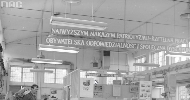 Propagandowe transparenty pod sufitem hali fabrycznej /Z archiwum Narodowego Archiwum Cyfrowego