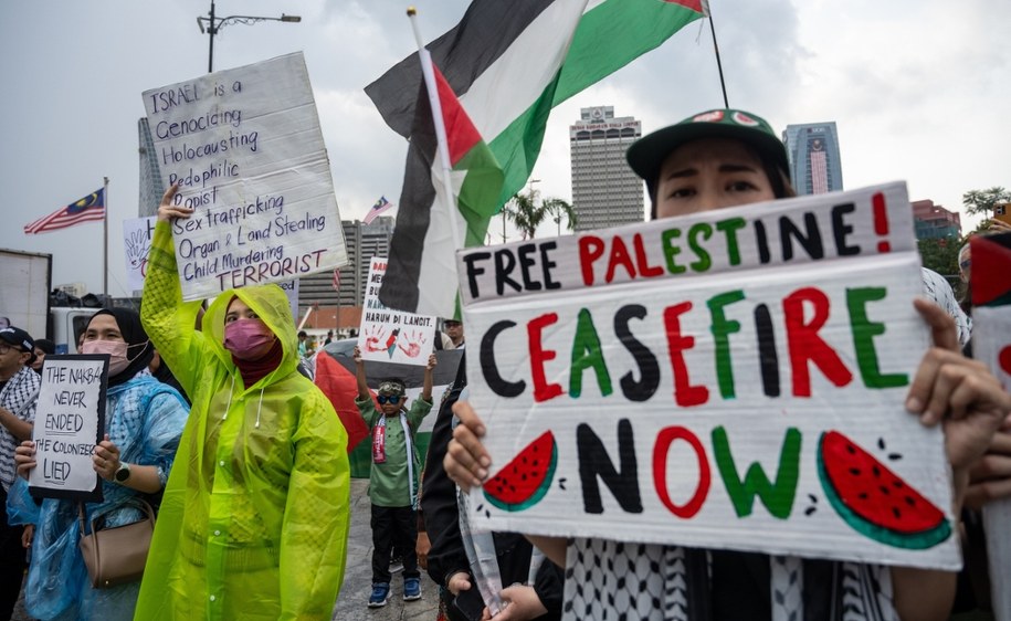 Propalestyński protest w Kuala Lumpur, stolicy Malezji; kraje krytykują izraelskie plany rozszerzenia operacji militarnej w Strefie Gazy /NAZIR SUFARI /PAP/EPA