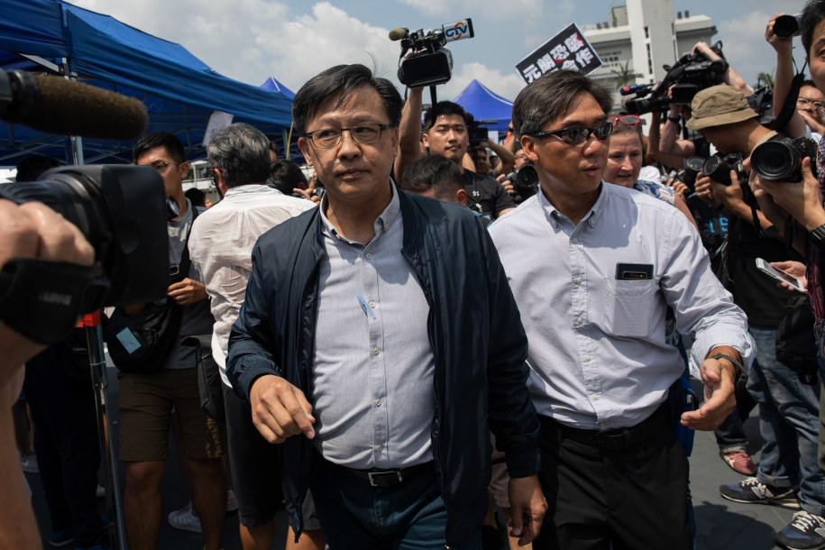 Propekiński poseł jest jedną z najbardziej znienawidzonych przez protestujących osób /JEROME FAVRE /PAP/EPA