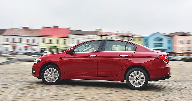 Proporcjonalna, zgrabna sylwetka kryje niemałe rozmiary Tipo. Auto ma 453 cm długości, czyli tyle co czterodrzwiowy Ford Focus. /Motor