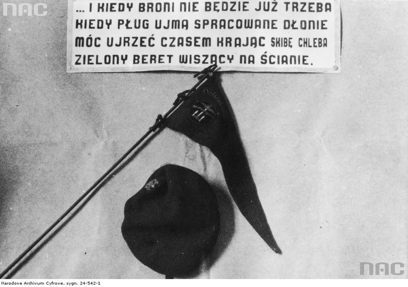 Proporczyk Samodzielnej Kompanii Komandosów i zielony beret dowódcy jednostki płk. Władysława Smrokowskiego /Z archiwum Narodowego Archiwum Cyfrowego