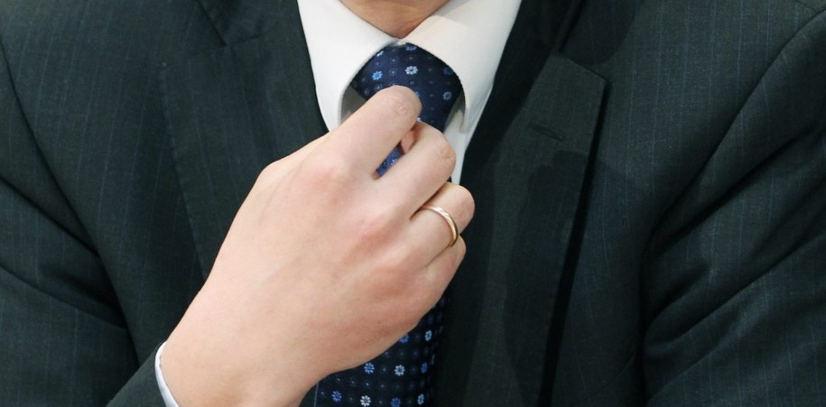 Propozycja przyjęta w referendum zakłada, że ogromne bonusy dla menedżerów będą zakazane /Radek Pietruszka /PAP