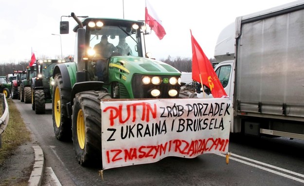 Proputinowski baner podczas protestu rolników w Gorzyczkach /Dawid Machecki/nowiny.pl /East News