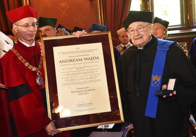 Prorektor Stanisław Kistryn (L) wręcza Andrzejowi Wajdzie (P) pamiątkowy dyplom. /PAP/Jacek Bednarczyk /PAP