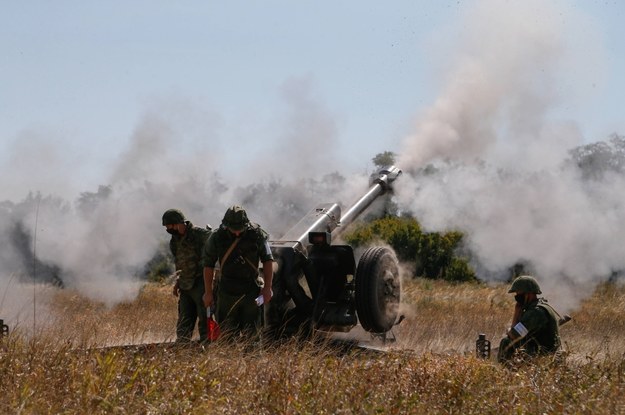 Wojna w Donbasie: Separatyści dwukrotnie zerwali zawieszenie broni. Zginął ukraiński żołnierz