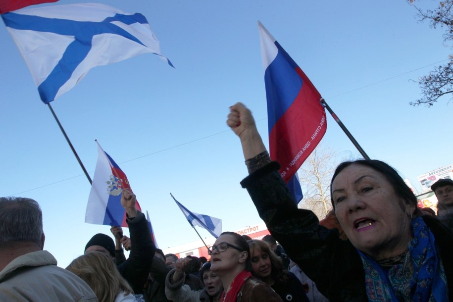 Prorosyjscy demonstranci przed siedzibą ukraińskiej marynarki wojennej w Sewastopolu /ZURAB KURTSIKIDZE /PAP/EPA