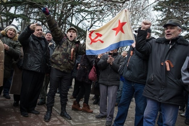 Prorosyjscy demonstranci z flagą przedstawiającą sowieckie symbole w pobliżu parlamentu Krymu w Symferopolu /ALEXEY FURMAN /PAP/EPA