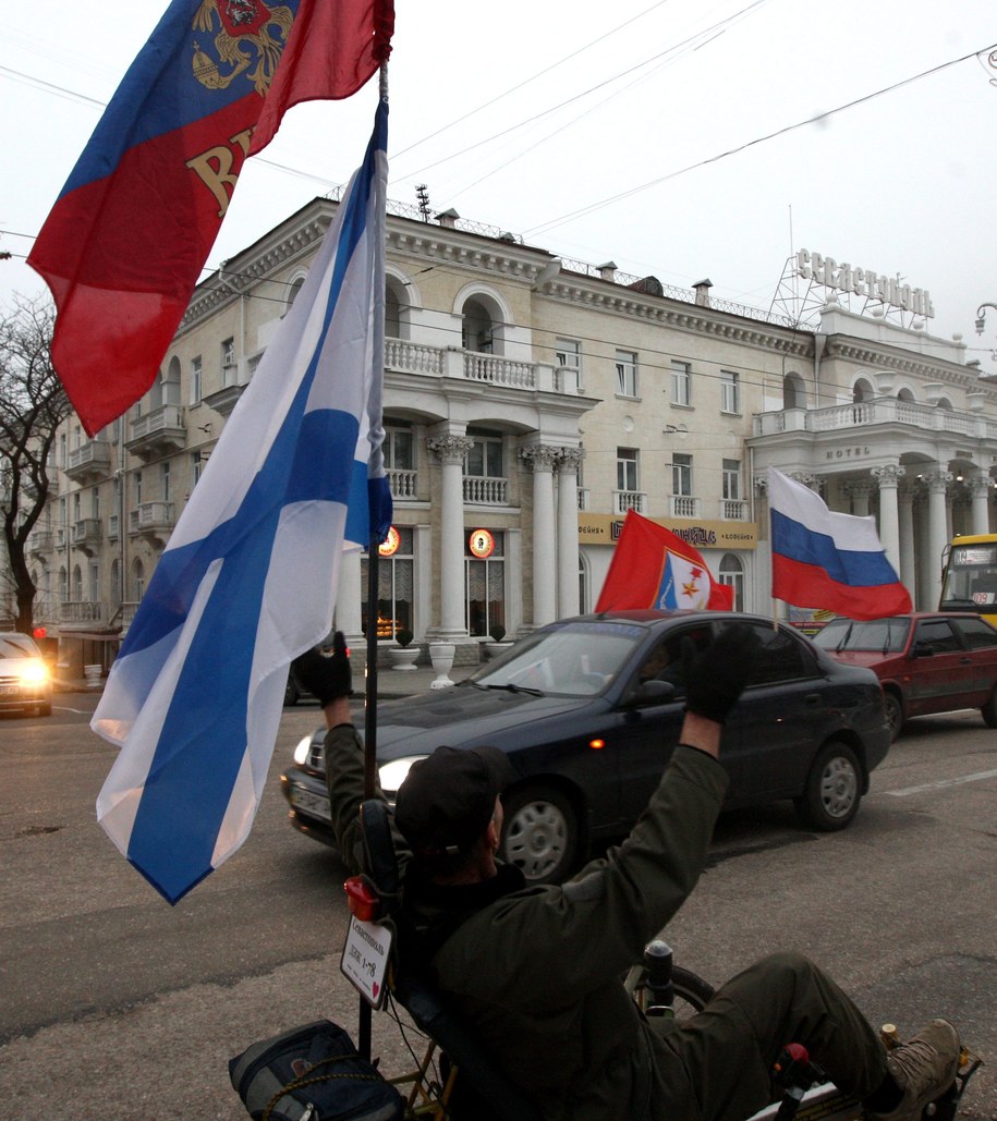 Prorosyjscy demonstranci /ZURAB KURTSIKIDZE /PAP/EPA