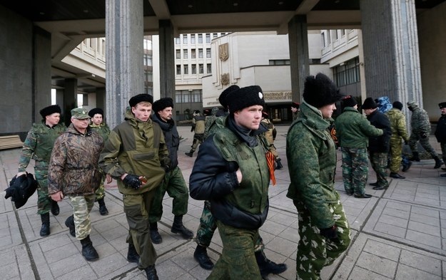 Prorosyjscy Kozacy przed budynkiem parlamentu w Symferopolu /YURI KOCHETKOV /PAP/EPA