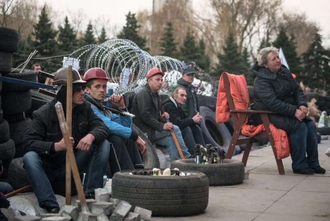 Prorosyjscy manifestancji w Doniecku /ROMAN PILIPEY /PAP/EPA