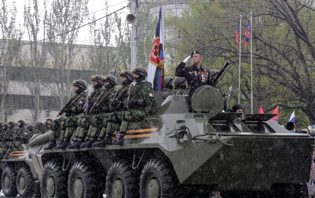 Prorosyjscy rebelianci podczas parady wojskowej w Doniecku /ALEXANDER ERMOCHENKO /PAP/EPA