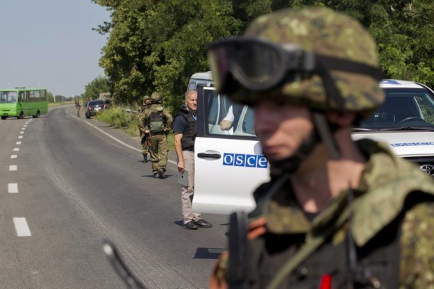Prorosyjscy separatyści blokują dojazd do miejsca katastrofy boeinga. Z tyłu: samochód OBWE /EVERT-JAN DANIELS /PAP/EPA