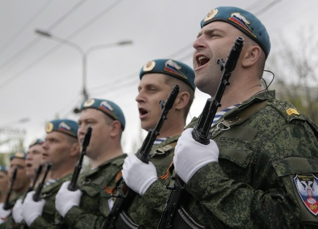 Prorosyjscy separatyści na paradzie w Doniecku /PAP/EPA/ALEXANDER ERMOCHENKO /PAP/EPA