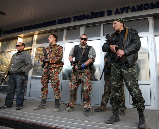 Prorosyjscy separatyści przed rządowym budynkiem w Ługańsku na Ukrainie /IGOR KOVALENKO /PAP/EPA