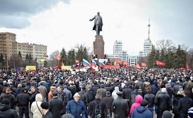 Prorosyjska demonstracja w centrum Charkowa /PAP/EPA/SERGEY KOZLOV /PAP/EPA