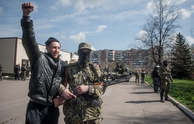 Prorosyjski aktywista pozuje do zdjęcia z uzbrojonym mężczyzną w Słowiańsku w obwodzie donieckim /ROMAN PILIPEY /PAP/EPA