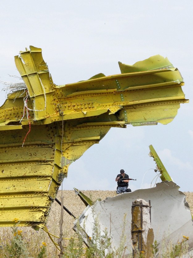 Prorosyjski bojownik pilnuje terenu, na którym spadł Boeing 777 /ROBERT GHEMENT /PAP/EPA