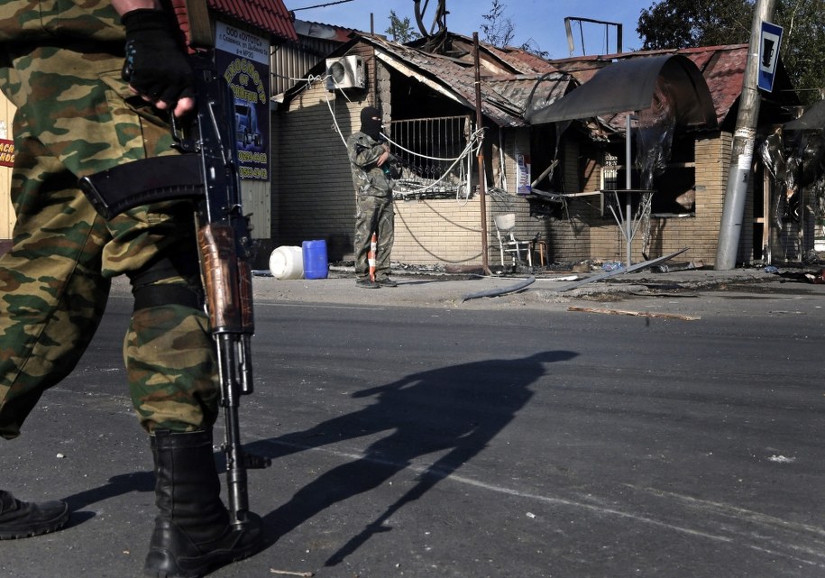 Prorosyjski separatysta na punkcie kontrolnym w Sławiańsku /MAXIM SHIPENKOV    /PAP/EPA