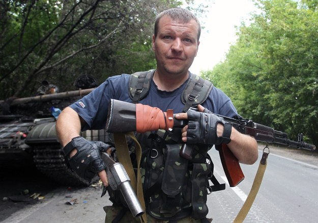 Prorosyjski separatysta na tle spalonego czołgu ukraińskiej armii /IGOR KOVALENKO /PAP/EPA