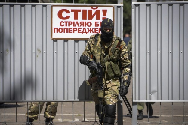 Prorosyjski separatysta przed bazą wojskową w Doniecku /PAP/EPA/STRINGER /PAP/EPA