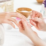 Prośby o takie paznokcie na majówkę najczęściej słyszą stylistki. Są urocze