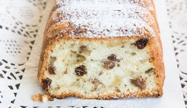 Prościutka babka z foremki na Wielkanoc. Cytrynowy smak i bogate wnętrze 