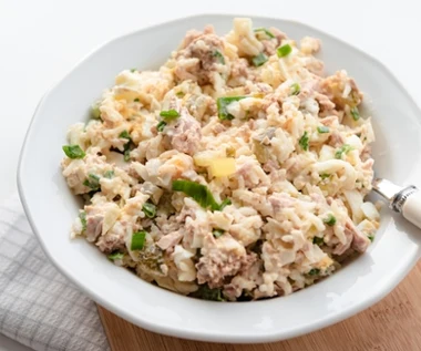 Prościutka sałatka na andrzejki. Nie narobisz się, a pierwsza znika z salaterek