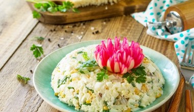 Prościutka sałatka z na Wielkanoc. Sprawdzi się też na domowe uroczystości