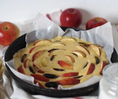 Prosta, ale nieoczywista szarlotka na niedzielę. Ciasto znika do ostatniego okruszka