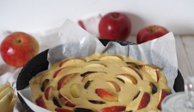 Prosta, ale nieoczywista szarlotka na niedzielę. Ciasto znika do ostatniego okruszka