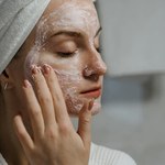 Prosta pielęgnacja twarzy powraca. Skin streaming podbija świat kosmetyków