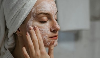 Prosta pielęgnacja twarzy powraca. Skin streaming podbija świat kosmetyków