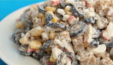 Prosta sałatka z tuńczykiem i oliwkami. Podaj gościom na sylwestra, a będą zachwyceni