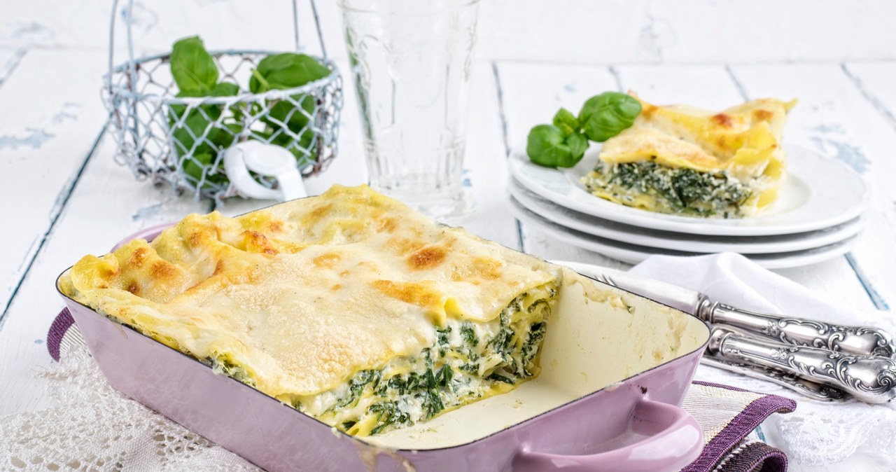 Prosta w przygotowaniu, pożywna lasagna ze szpinakiem w sosie beszamelowym /123RF/PICSEL