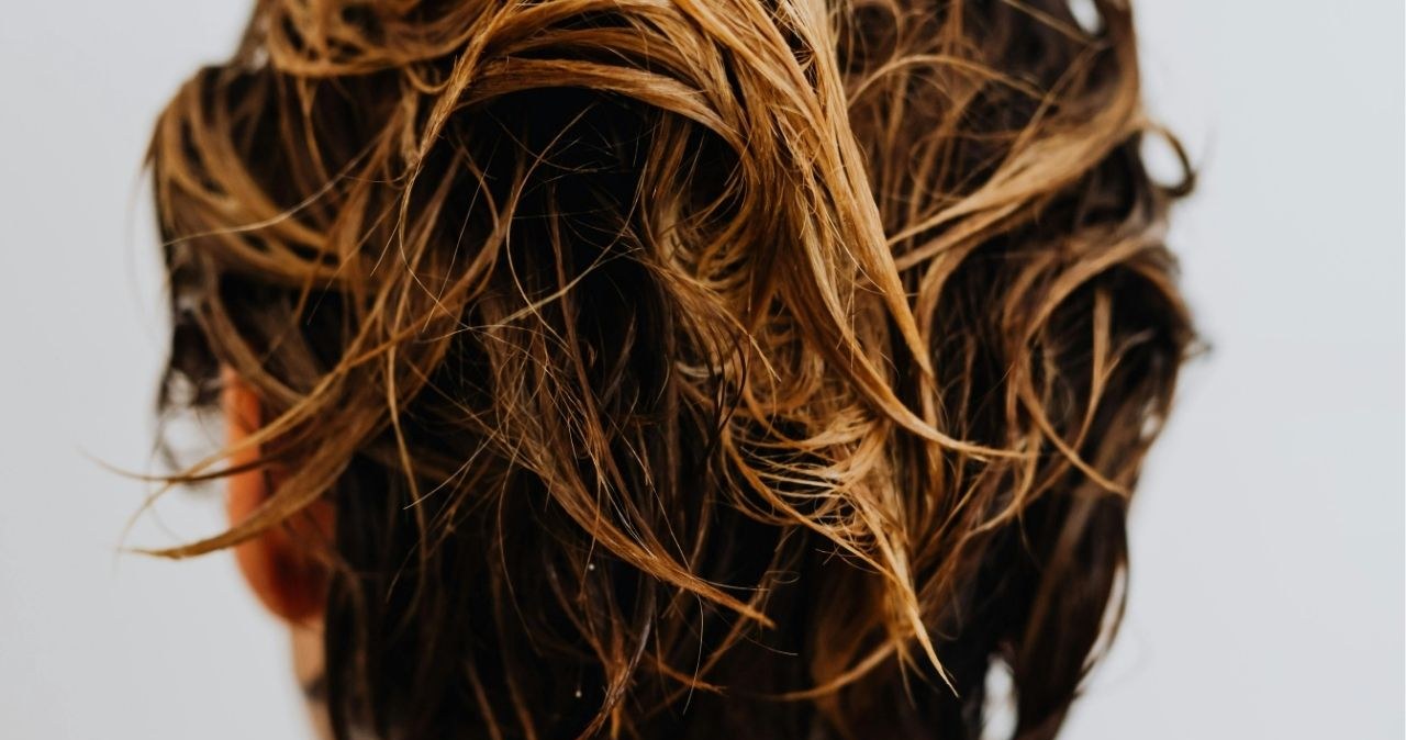 Prosta wcierka ziołowa pomaga ograniczyć wypadanie włosów i widocznie wzmacnia cebulki /Karola G