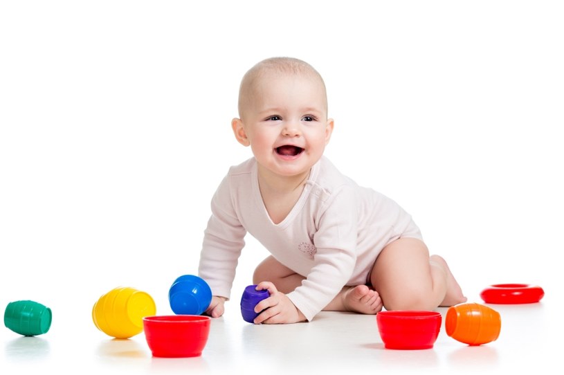 Prosta zabawa z suszonym winogronem i nieprzezroczystym, plastikowym kubkiem pozwala sprawdzić umiejętność kontrolowania impulsów u 20-miesięcznych dzieci. /123RF/PICSEL